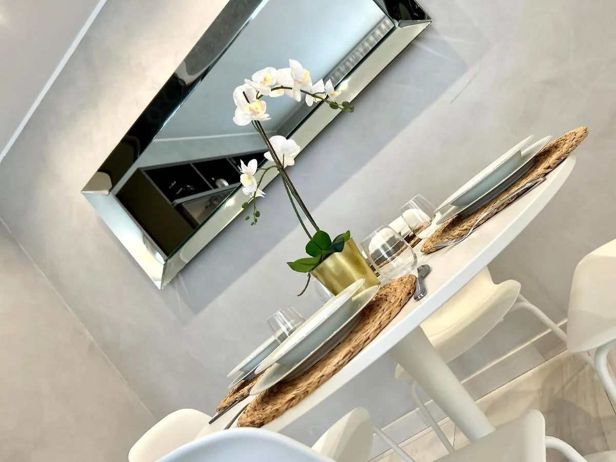Sismondi New Apt Milan Italy